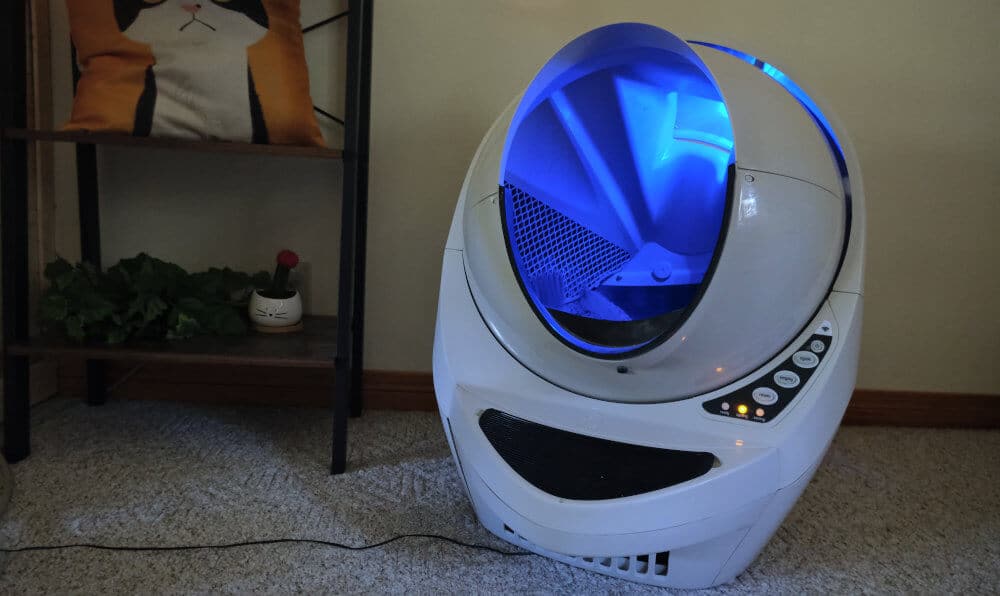 Litter Robot with blue light