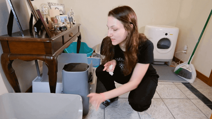 Cleaning the litter box