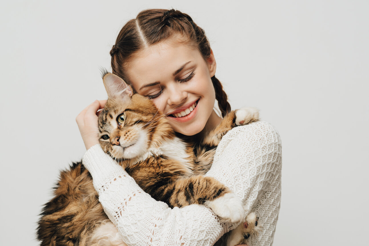 do cats like hugs?