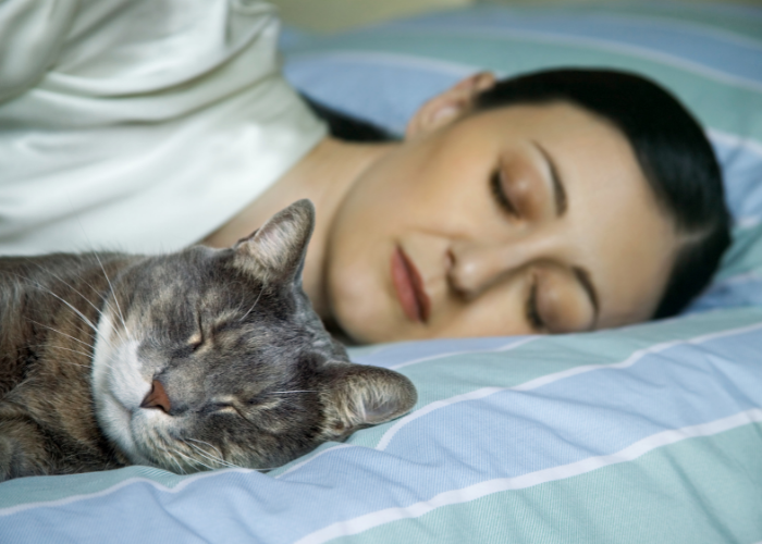 mujer durmiendo con gato